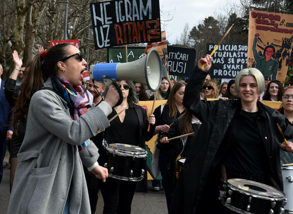 <p>U organizaciji Centra za ženska prava u Podgorici je danas održan osmi osmomartovski marš pod sloganom "Otpor sili i nepravdi”. Pogledajte šta je zabilježio naš fotograf. </p>