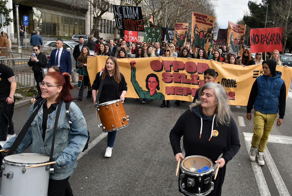 <p>U organizaciji Centra za ženska prava u Podgorici je danas održan osmi osmomartovski marš pod sloganom "Otpor sili i nepravdi”. Pogledajte šta je zabilježio naš fotograf. </p>