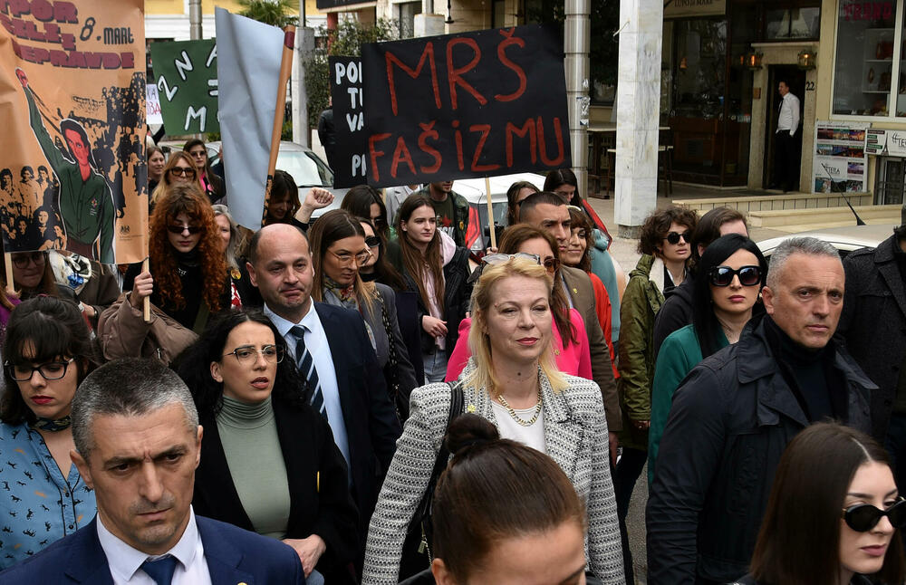 <p>U organizaciji Centra za ženska prava u Podgorici je danas održan osmi osmomartovski marš pod sloganom "Otpor sili i nepravdi”. Pogledajte šta je zabilježio naš fotograf. </p>