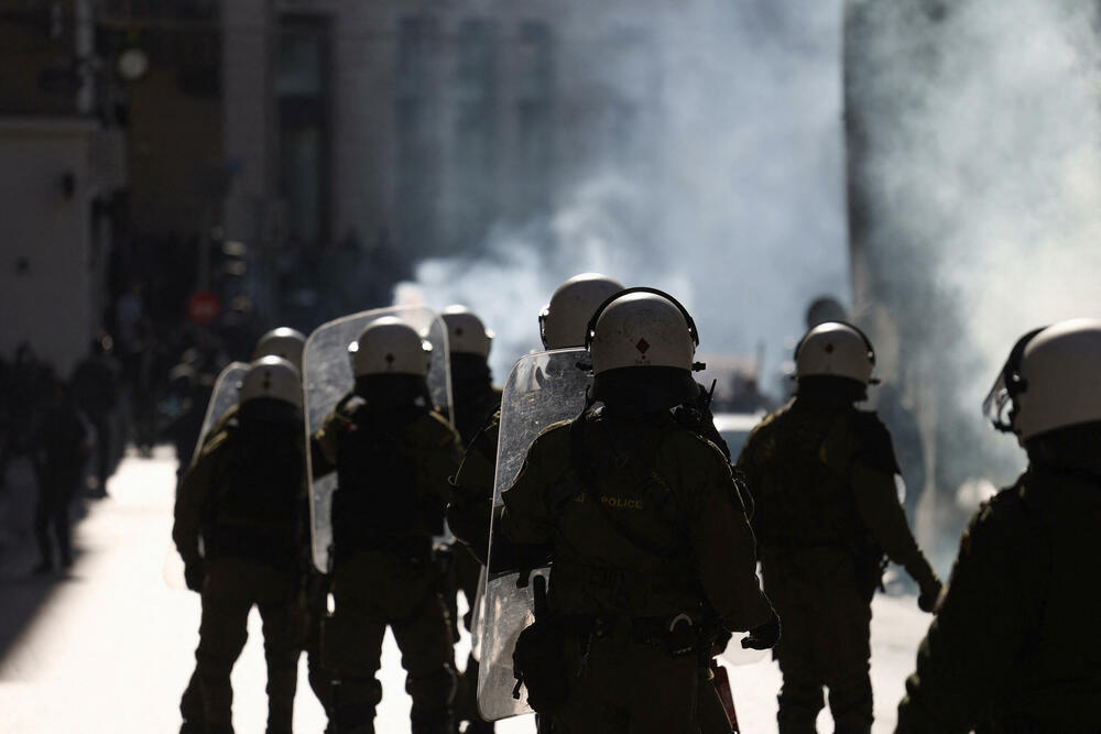 <p>Najmanje 57 osoba, od kojih su mnogi bili mlađi od 20 godina, poginulo je kada su se 2. marta čeono punom brzinom sudarili putnički i teretni voz sjeverno od grada Larise, u centralnoj Grčkoj</p>