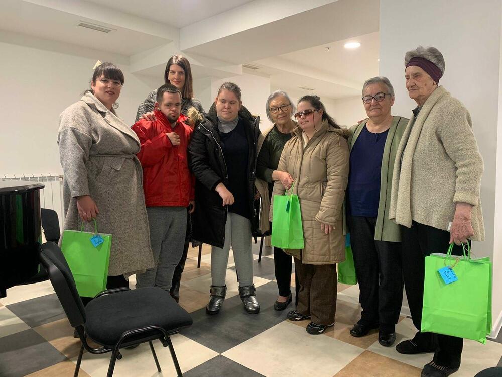 <p>"Imali smo sjajan doček, divne riječi i ogromnu zahvalnost od strane baka i deka iz Doma, koji su kazali da smo im napunili srca i uljepšali dan", kazala je vaspitačica Nataša Karadžić</p>