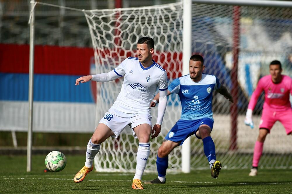 Balša Sekulić (Budućnost) u duelu sa Radulem Živkovićem (Arsenal), Foto: FSCG