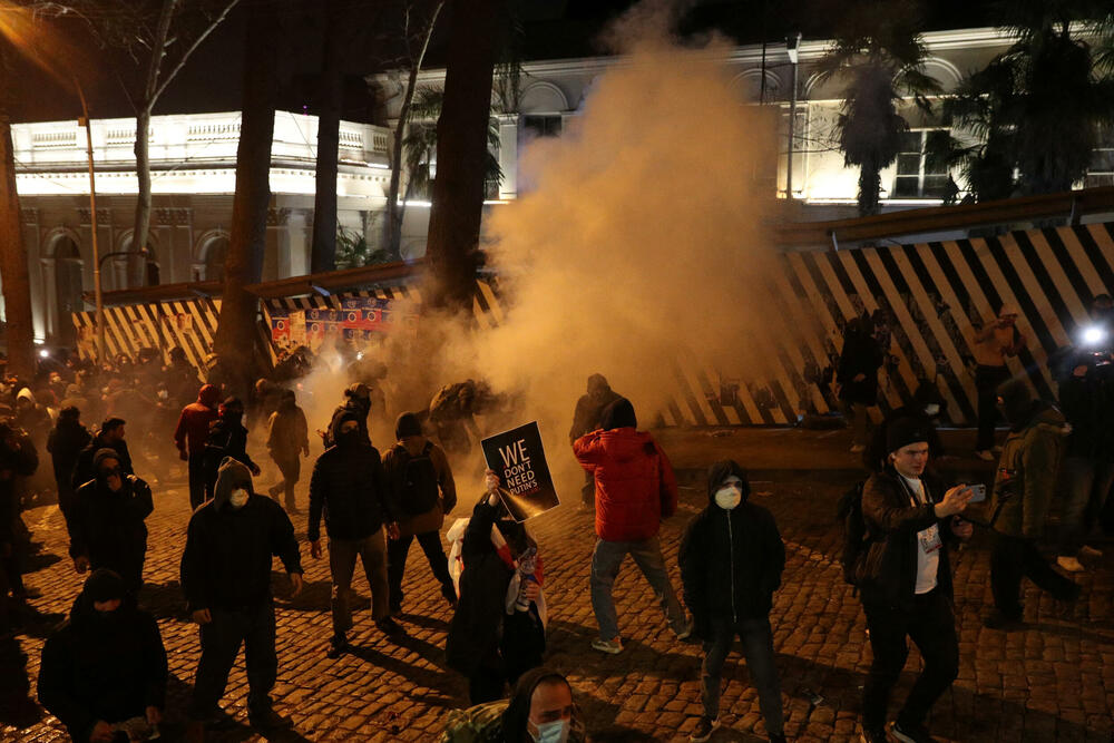 <p>Demonstranti se protive spornom zakonu o "stranim agentima", za koji kritičari kažu da je uperen protiv medija i nevladinih organizacija</p>