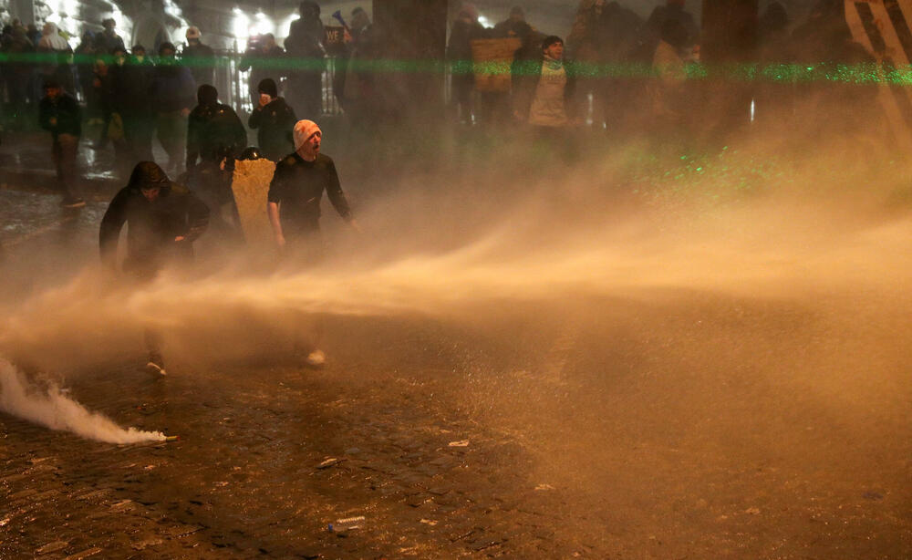 <p>Demonstranti se protive spornom zakonu o "stranim agentima", za koji kritičari kažu da je uperen protiv medija i nevladinih organizacija</p>