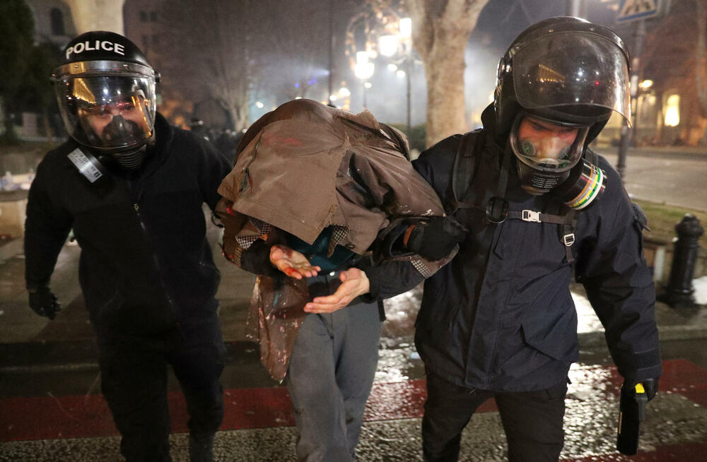 <p>Demonstranti se protive spornom zakonu o "stranim agentima", za koji kritičari kažu da je uperen protiv medija i nevladinih organizacija</p>