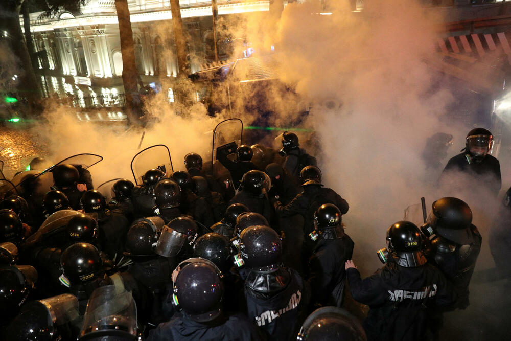 <p>Demonstranti se protive spornom zakonu o "stranim agentima", za koji kritičari kažu da je uperen protiv medija i nevladinih organizacija</p>