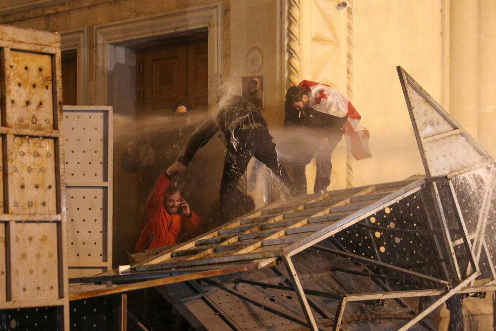 <p>Demonstranti se protive spornom zakonu o "stranim agentima", za koji kritičari kažu da je uperen protiv medija i nevladinih organizacija</p>