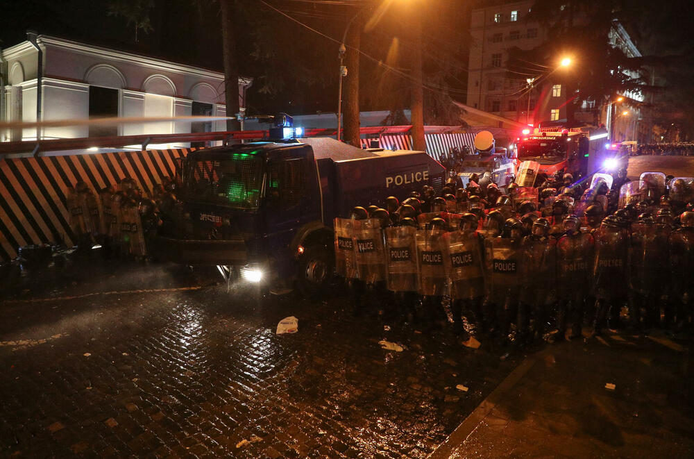 <p>Demonstranti se protive spornom zakonu o "stranim agentima", za koji kritičari kažu da je uperen protiv medija i nevladinih organizacija</p>