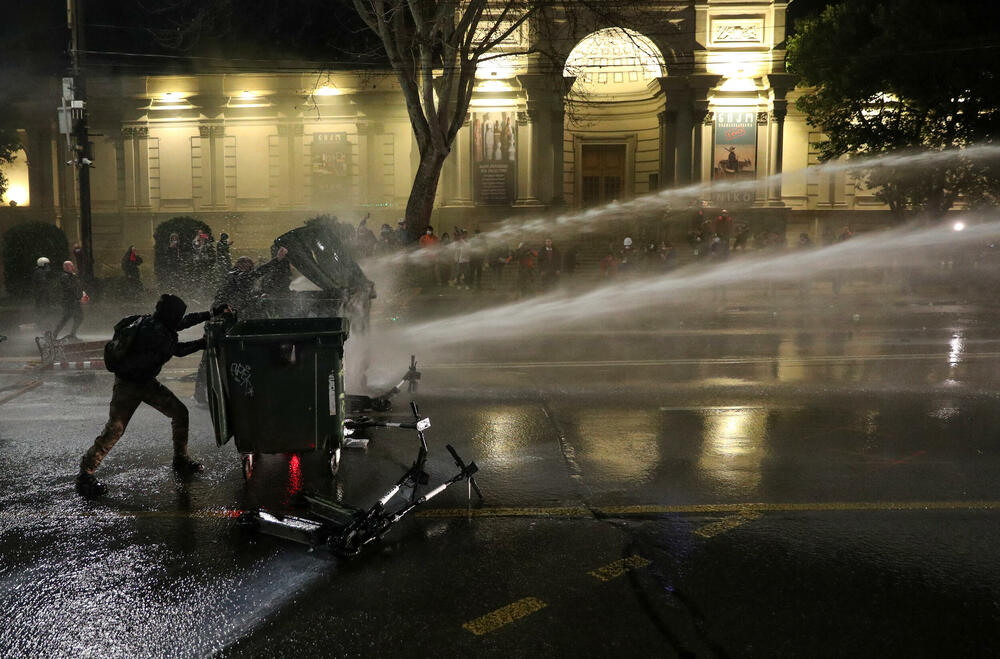 <p>Vatreno je bilo prethodnih dana i u parlamentu gdje je došlo do koškanja i razmjene udaraca pesnicama između poslanika vladajuće stranke Gruzijski san i opozicije</p>