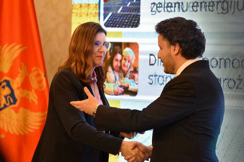 Direktna pomoć za više od 45 hiljada građana: Popa i Abazović na jučerašnjoj ceremoniji, Foto: BORIS PEJOVIC