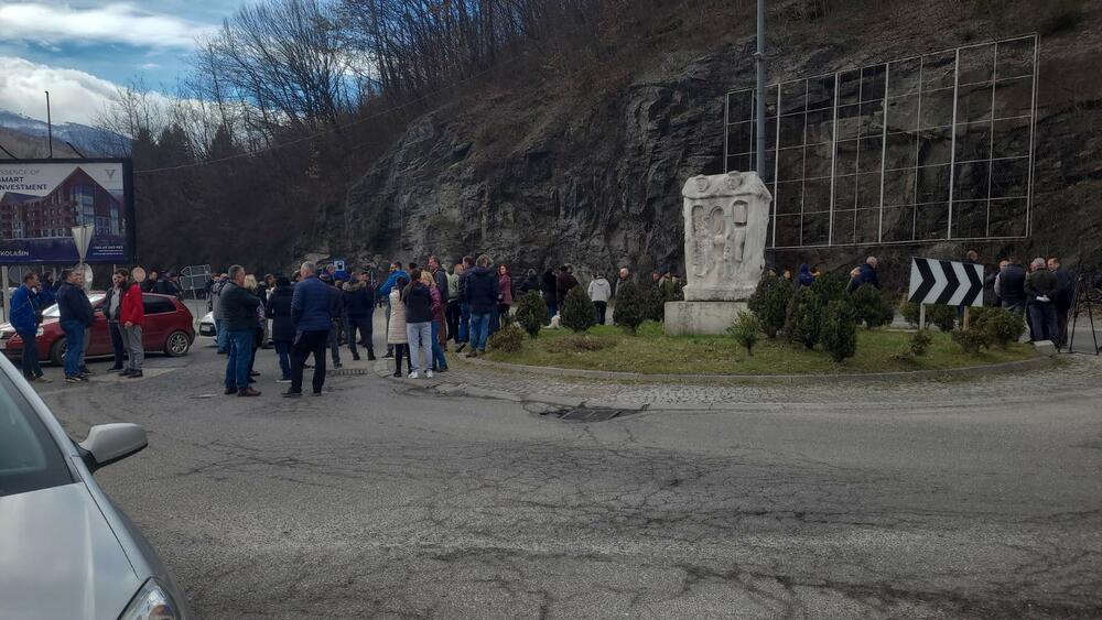 <p>Ogorčeni što ih na razgovor nije primio premijer Dritan Abazović grupa malinara blokirala je danas kružni tok u Ribarevinama, a sa blokadama će u isto vrijeme nastaviti i narednih dana. Ogorčeni su što se nadležni sjete sjevera samo kad treba da prose od evropskih fondova</p>