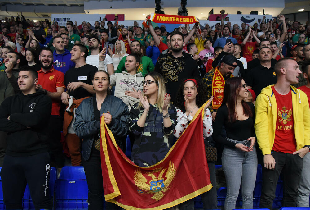 <p>Rukometaši Crne Gore u fenomenalnoj atmosferi stali u finišu i izgubili od Slovenije (32:29) u 3. kolu kvalifikacija za Evropsko prvenstvo u Njemačkoj</p>