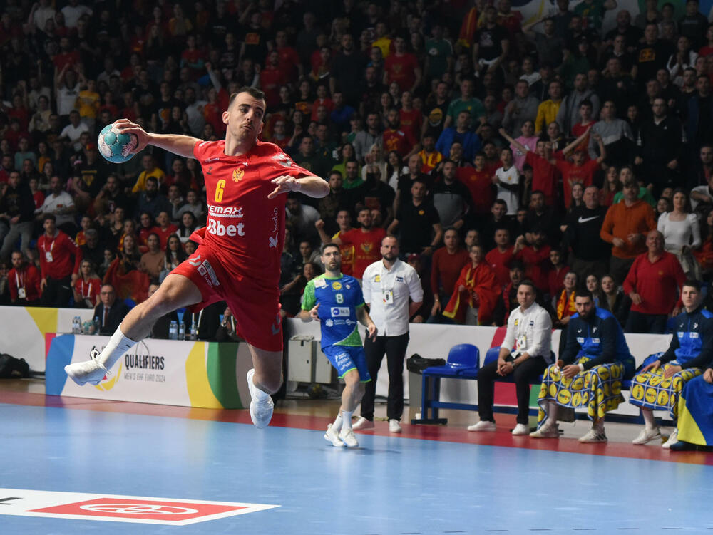 <p>Rukometaši Crne Gore u fenomenalnoj atmosferi stali u finišu i izgubili od Slovenije (32:29) u 3. kolu kvalifikacija za Evropsko prvenstvo u Njemačkoj</p>