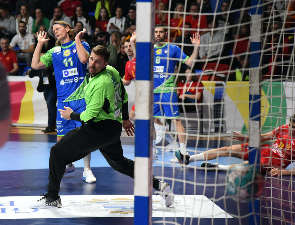 <p>Rukometaši Crne Gore u fenomenalnoj atmosferi stali u finišu i izgubili od Slovenije (32:29) u 3. kolu kvalifikacija za Evropsko prvenstvo u Njemačkoj</p>