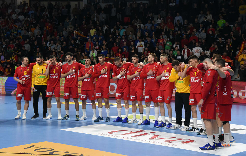 <p>Rukometaši Crne Gore u fenomenalnoj atmosferi stali u finišu i izgubili od Slovenije (32:29) u 3. kolu kvalifikacija za Evropsko prvenstvo u Njemačkoj</p>