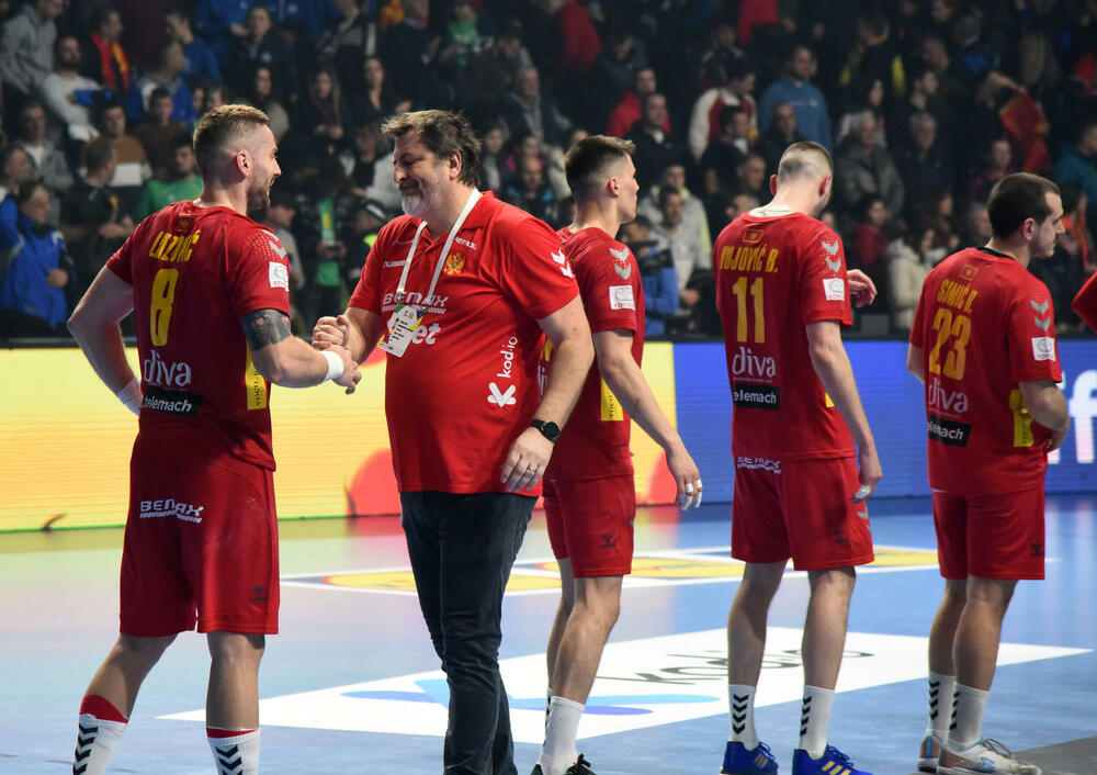 <p>Rukometaši Crne Gore u fenomenalnoj atmosferi stali u finišu i izgubili od Slovenije (32:29) u 3. kolu kvalifikacija za Evropsko prvenstvo u Njemačkoj</p>