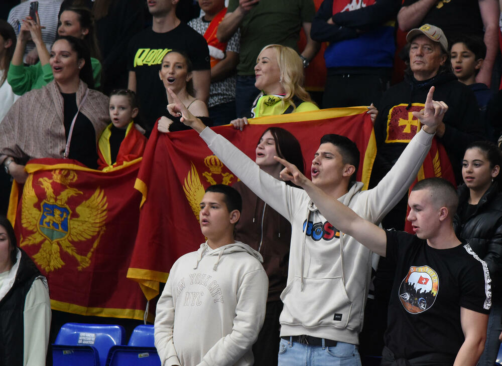 <p>Rukometaši Crne Gore u fenomenalnoj atmosferi stali u finišu i izgubili od Slovenije (32:29) u 3. kolu kvalifikacija za Evropsko prvenstvo u Njemačkoj</p>