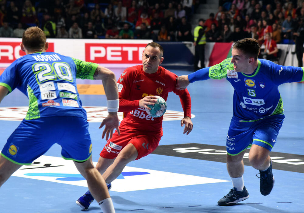 <p>Rukometaši Crne Gore u fenomenalnoj atmosferi stali u finišu i izgubili od Slovenije (32:29) u 3. kolu kvalifikacija za Evropsko prvenstvo u Njemačkoj</p>
