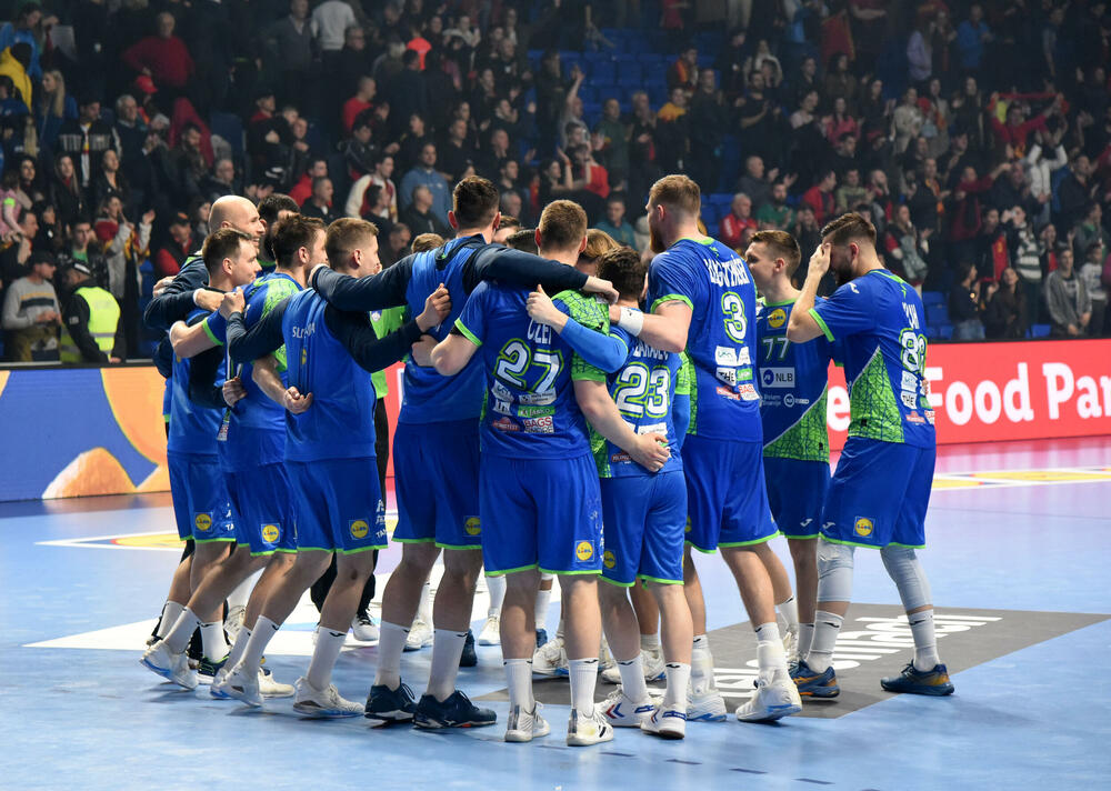 <p>Rukometaši Crne Gore u fenomenalnoj atmosferi stali u finišu i izgubili od Slovenije (32:29) u 3. kolu kvalifikacija za Evropsko prvenstvo u Njemačkoj</p>