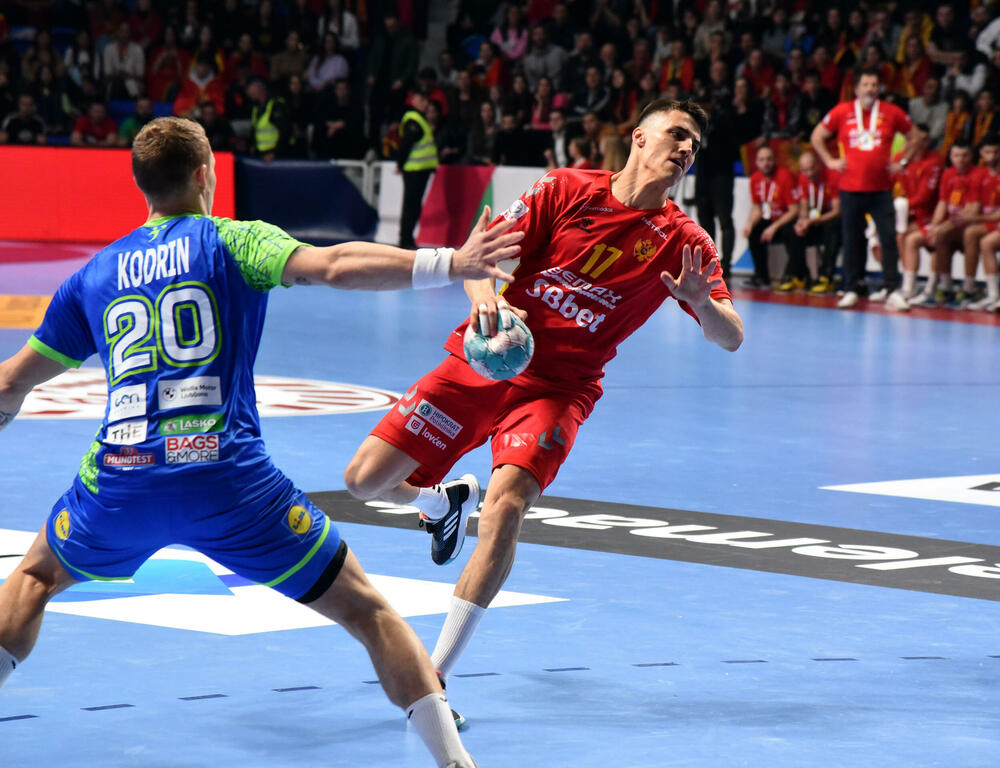 <p>Rukometaši Crne Gore u fenomenalnoj atmosferi stali u finišu i izgubili od Slovenije (32:29) u 3. kolu kvalifikacija za Evropsko prvenstvo u Njemačkoj</p>