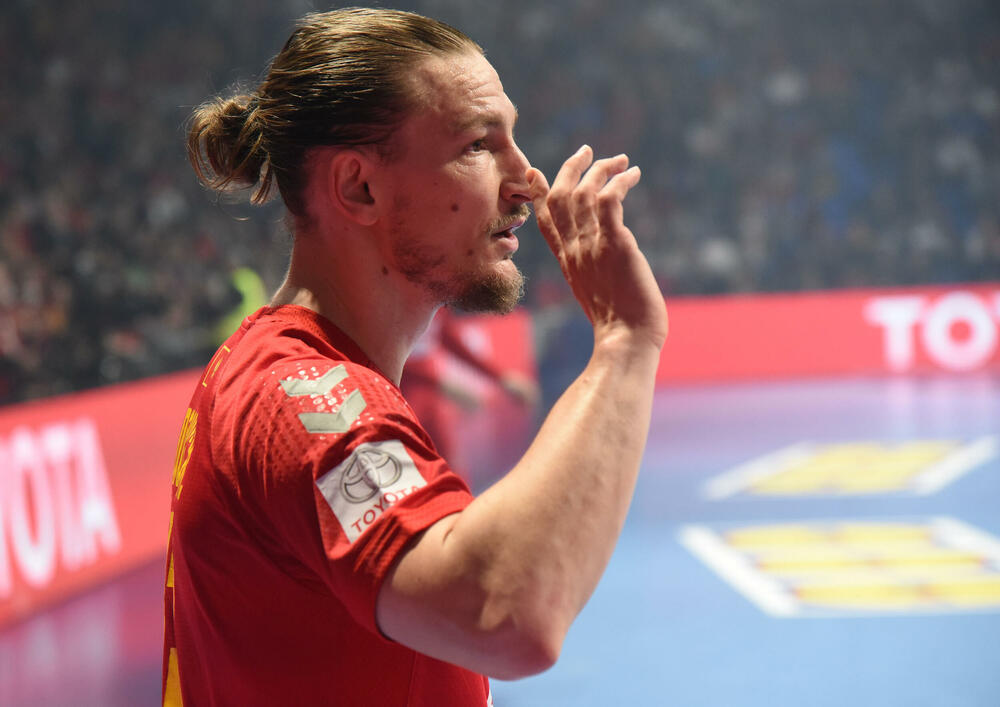 <p>Rukometaši Crne Gore u fenomenalnoj atmosferi stali u finišu i izgubili od Slovenije (32:29) u 3. kolu kvalifikacija za Evropsko prvenstvo u Njemačkoj</p>