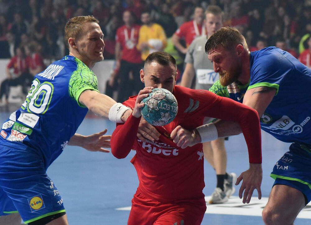 <p>Rukometaši Crne Gore u fenomenalnoj atmosferi stali u finišu i izgubili od Slovenije (32:29) u 3. kolu kvalifikacija za Evropsko prvenstvo u Njemačkoj</p>