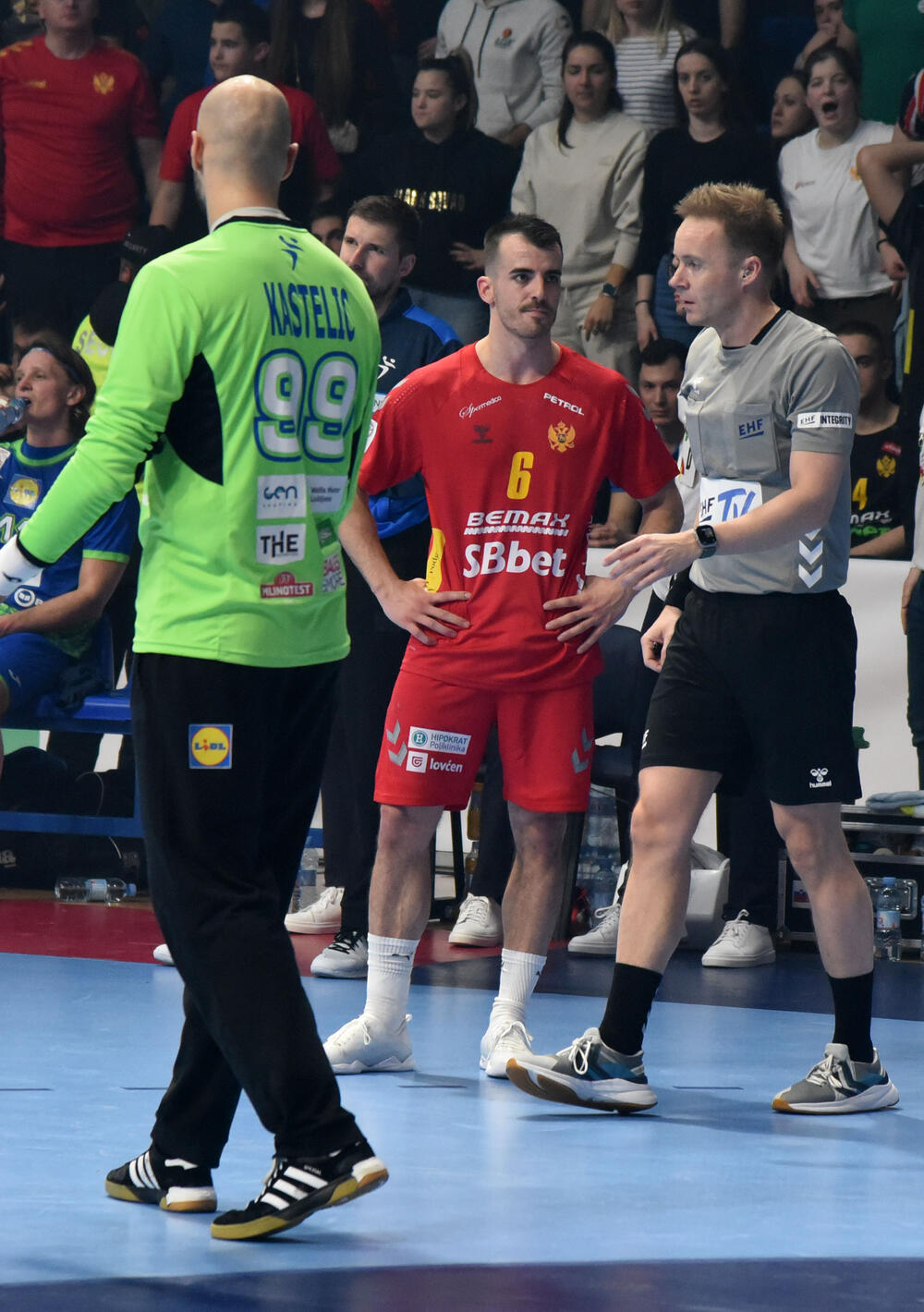 <p>Rukometaši Crne Gore u fenomenalnoj atmosferi stali u finišu i izgubili od Slovenije (32:29) u 3. kolu kvalifikacija za Evropsko prvenstvo u Njemačkoj</p>