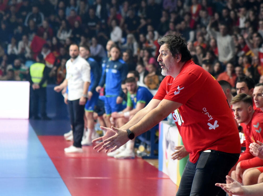 <p>Rukometaši Crne Gore u fenomenalnoj atmosferi stali u finišu i izgubili od Slovenije (32:29) u 3. kolu kvalifikacija za Evropsko prvenstvo u Njemačkoj</p>