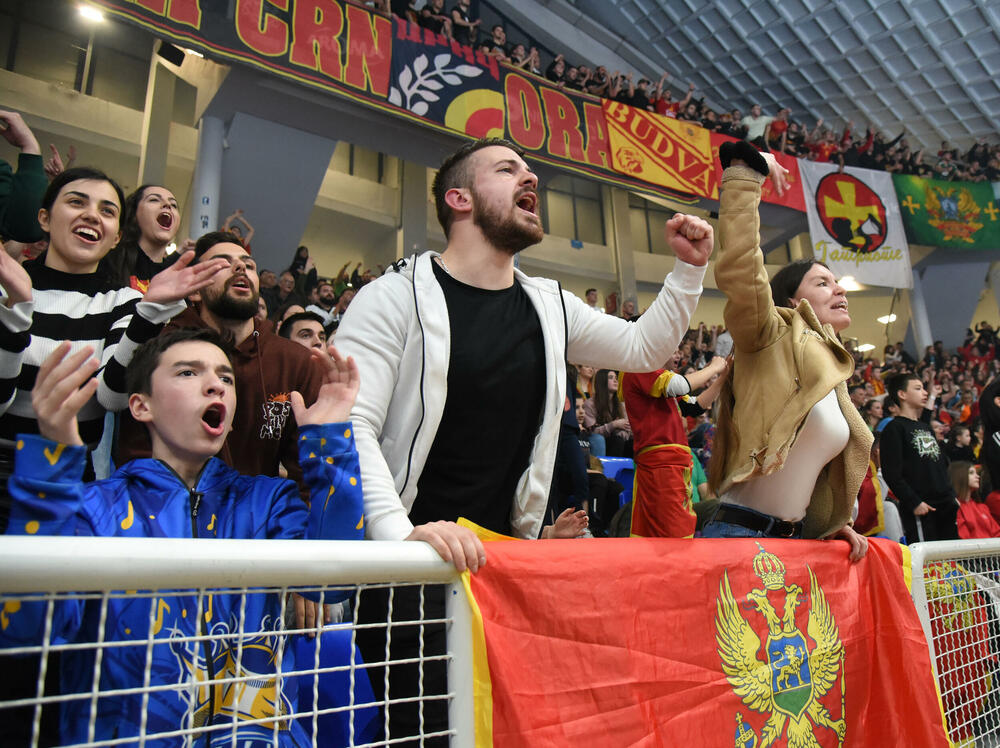 <p>Rukometaši Crne Gore u fenomenalnoj atmosferi stali u finišu i izgubili od Slovenije (32:29) u 3. kolu kvalifikacija za Evropsko prvenstvo u Njemačkoj</p>