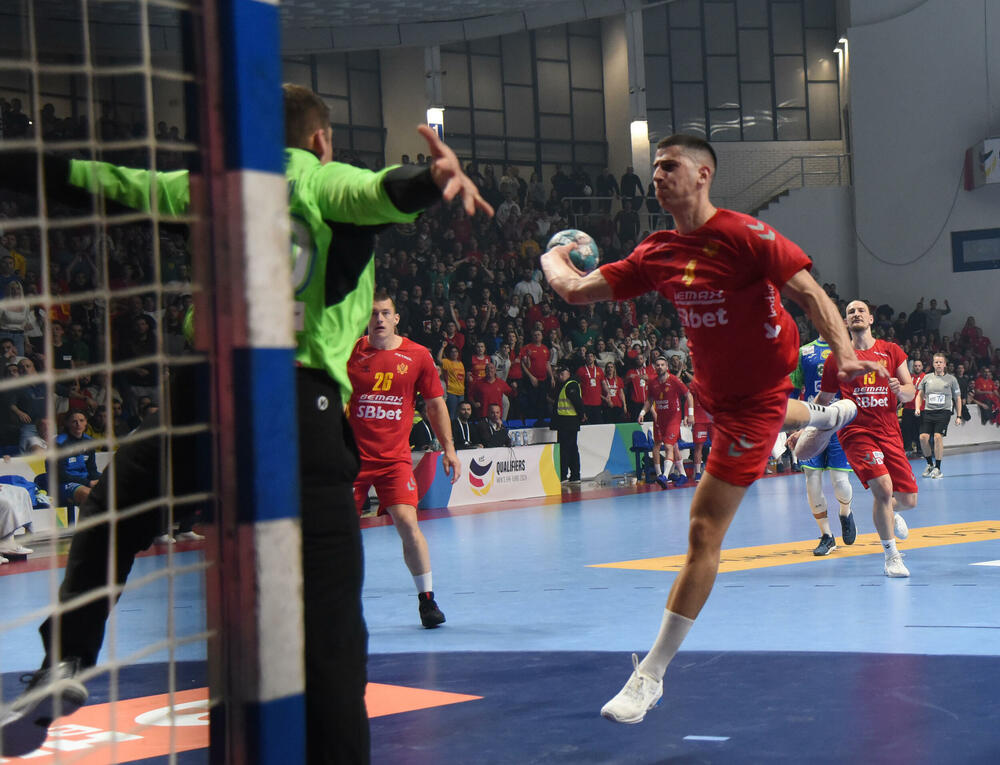 <p>Rukometaši Crne Gore u fenomenalnoj atmosferi stali u finišu i izgubili od Slovenije (32:29) u 3. kolu kvalifikacija za Evropsko prvenstvo u Njemačkoj</p>