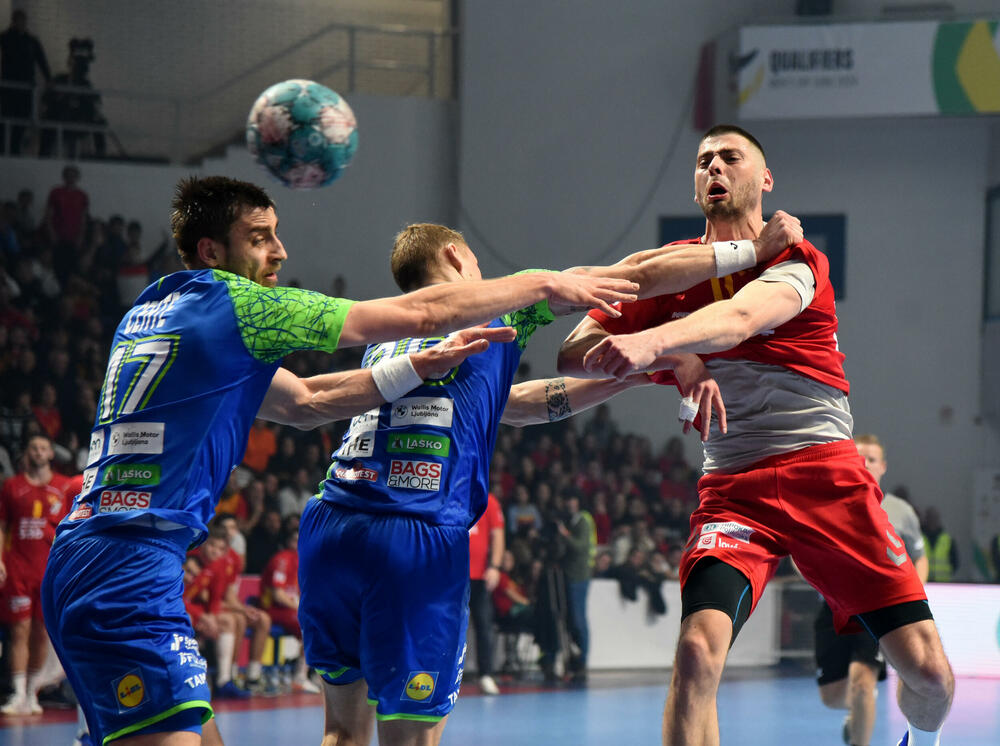 <p>Rukometaši Crne Gore u fenomenalnoj atmosferi stali u finišu i izgubili od Slovenije (32:29) u 3. kolu kvalifikacija za Evropsko prvenstvo u Njemačkoj</p>