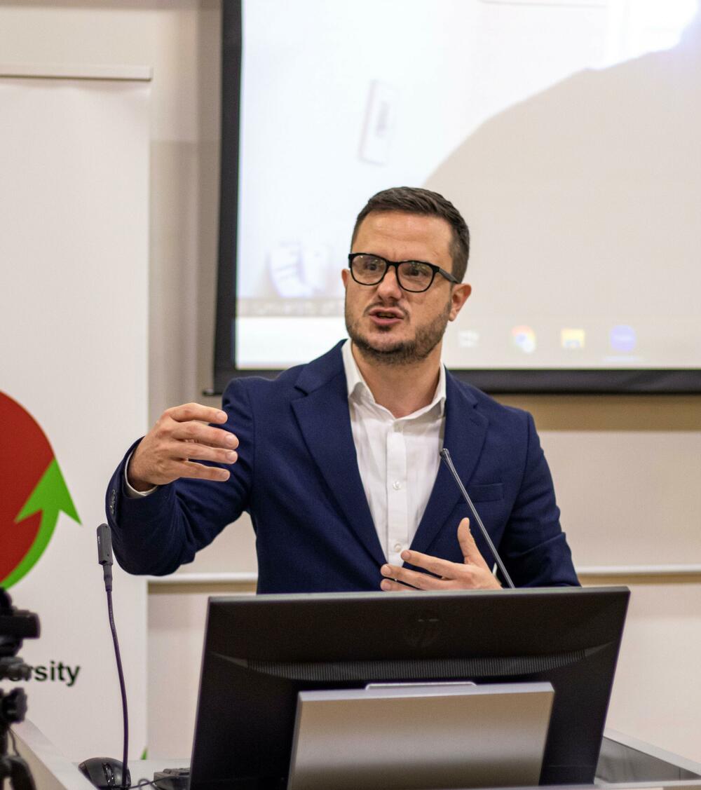 ”Kampanja za one koje ne fascinira harizma ‘čvrste ruke’”: Zenović