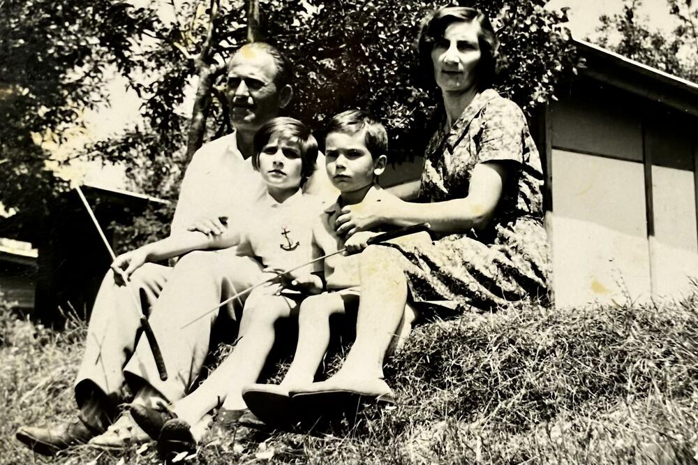 Porodica Dedović u Plavu, 1965., Foto: D. Dedović (privatna arhiva)