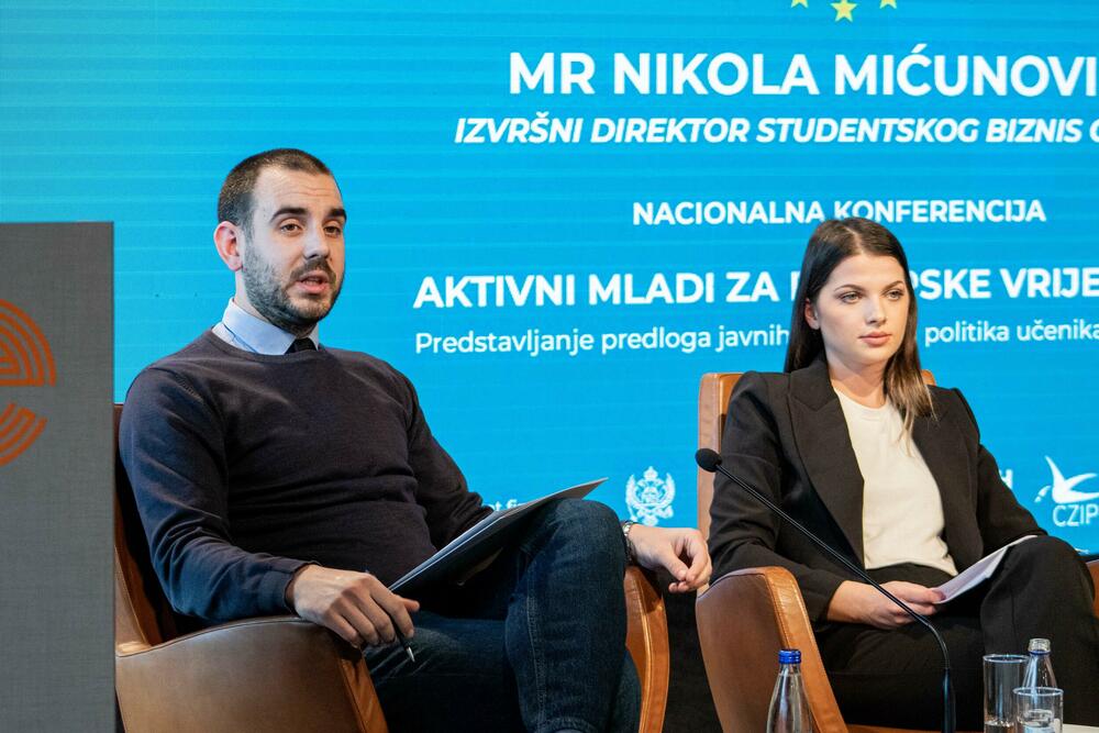 <p>"Crna Gora ulazi u Evropsku uniju (EU), i to jeste napor svih institucija sistema, ali to iziskuje i aktivne građane, uključujući i mlade, mladi treba da budu mnogo glasniji u artikulaciji svojih potreba, da ih češće potenciraju kako bi one došle u fokus donosilaca odluka", smatra Uljarević</p>