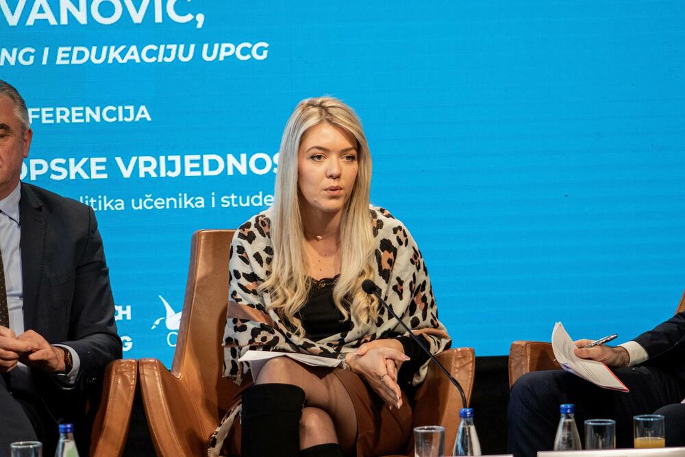 <p>"Crna Gora ulazi u Evropsku uniju (EU), i to jeste napor svih institucija sistema, ali to iziskuje i aktivne građane, uključujući i mlade, mladi treba da budu mnogo glasniji u artikulaciji svojih potreba, da ih češće potenciraju kako bi one došle u fokus donosilaca odluka", smatra Uljarević</p>