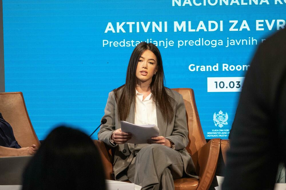 <p>"Crna Gora ulazi u Evropsku uniju (EU), i to jeste napor svih institucija sistema, ali to iziskuje i aktivne građane, uključujući i mlade, mladi treba da budu mnogo glasniji u artikulaciji svojih potreba, da ih češće potenciraju kako bi one došle u fokus donosilaca odluka", smatra Uljarević</p>