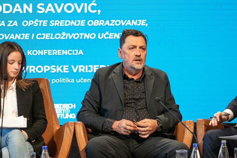 <p>"Crna Gora ulazi u Evropsku uniju (EU), i to jeste napor svih institucija sistema, ali to iziskuje i aktivne građane, uključujući i mlade, mladi treba da budu mnogo glasniji u artikulaciji svojih potreba, da ih češće potenciraju kako bi one došle u fokus donosilaca odluka", smatra Uljarević</p>