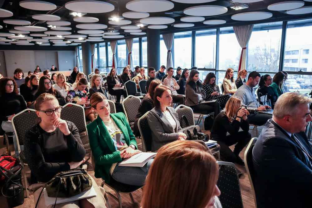 <p>"Crna Gora ulazi u Evropsku uniju (EU), i to jeste napor svih institucija sistema, ali to iziskuje i aktivne građane, uključujući i mlade, mladi treba da budu mnogo glasniji u artikulaciji svojih potreba, da ih češće potenciraju kako bi one došle u fokus donosilaca odluka", smatra Uljarević</p>