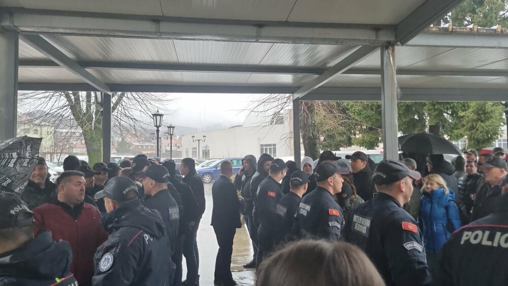 Incident na Cetinju osudila većina političkih partija, NVO, Vlada, međunarodna zajednica: Sa protesta