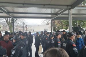 Uprava policije: Oko 50 građana pokušalo da spriječi Milatovića da...