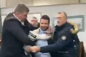 VIDEO Milatović jedva uspio da uđe na konvenciju, demonstranti...