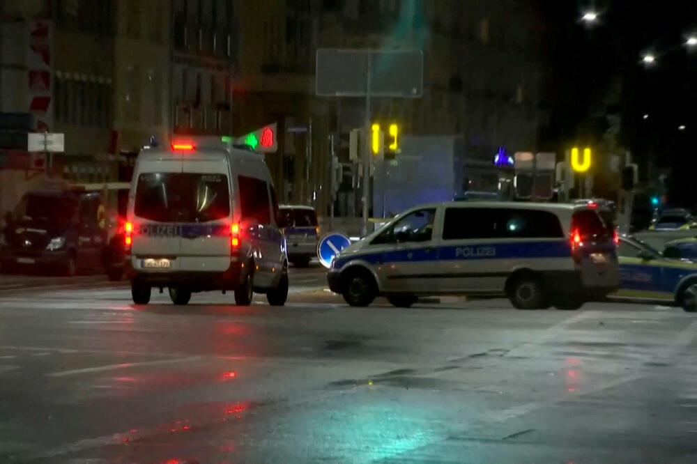 Policija u blizini apoteke u Karlsrueu, Foto: Reuters