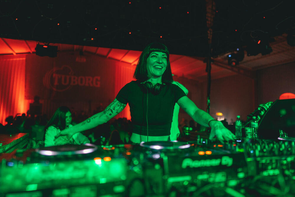 <p>Publiku su muzikom u noć do ranih jutarnjih sati vodili Bizzar.duo, Sara Šoškić, DJ Stamina, Headliner svjetska dobro poznata zvijezda – JULIET FOX i tvorac ideje Higher Sense-a Aleksandar Joksimović<br /> </p>