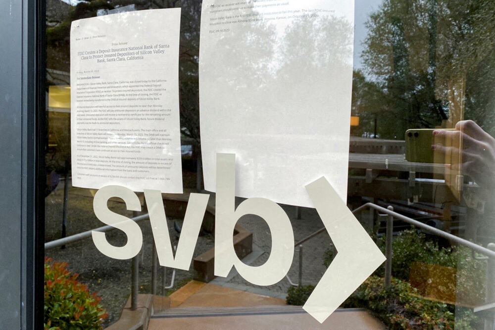 Zatvorena vrata banke Silicijumske doline u Menlo Parku, Kalifornija, Foto: Reuters