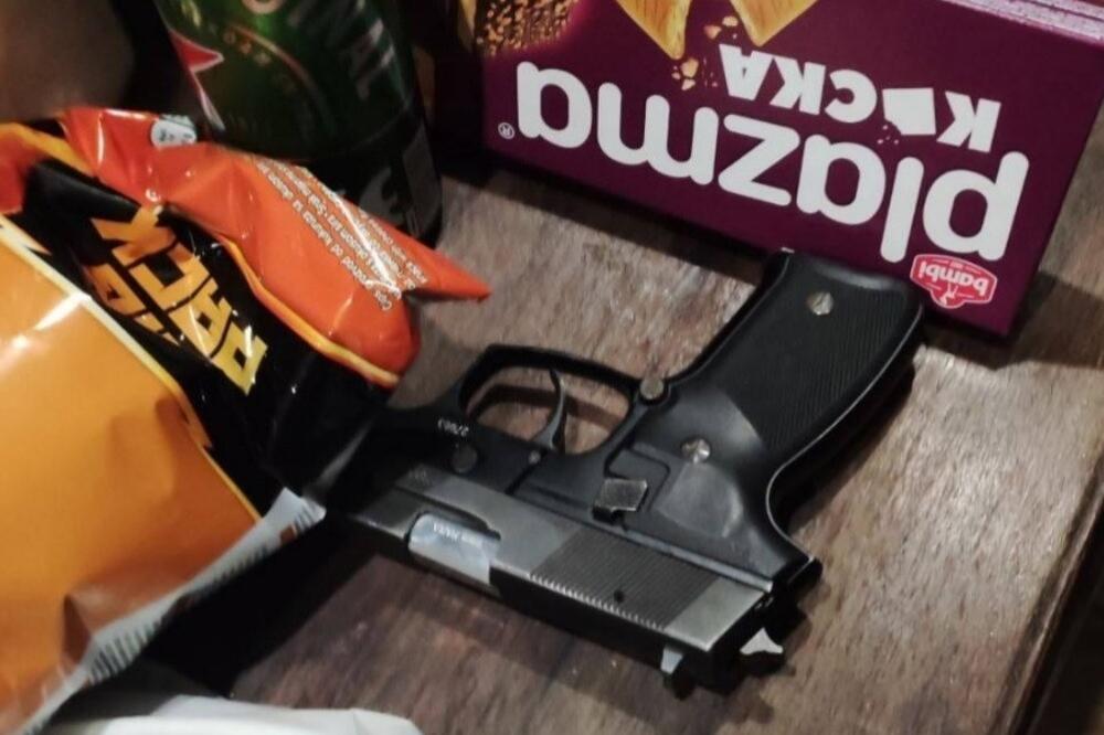Pištolj koji je pronađen u štek stanu, Foto: MUP Srbije
