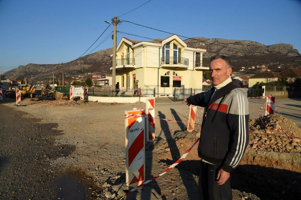 Ivanović na mjestu gdje su započeti, pa zabranjeni radovi, Foto: Boris Pejović