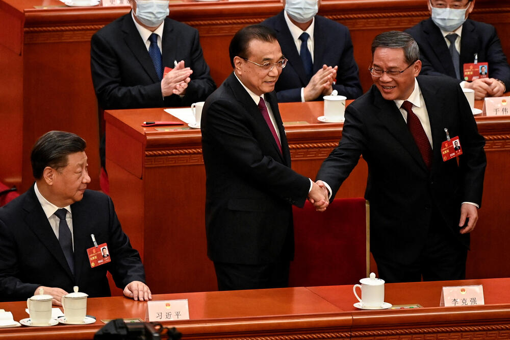 Rukovanje bivšeg i novog premijera Li Kećijanga i Li Kvianga, Si Đinping (lijevo), Foto: Reuters
