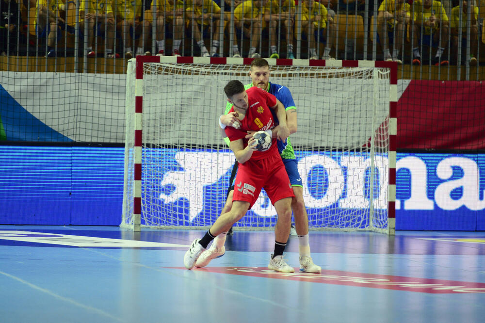 Radojica Čepić u "zagrljaju" Blaža Blagotinšeka, Foto: Rokometna zveza Slovenije