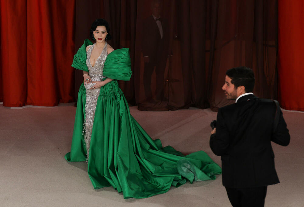 <p>Crveni tepih Oskara datira iz 1961. godine, kada je održana 33. dodjela Oskara u Santa Moniki. Večeras je promijenio boju</p>