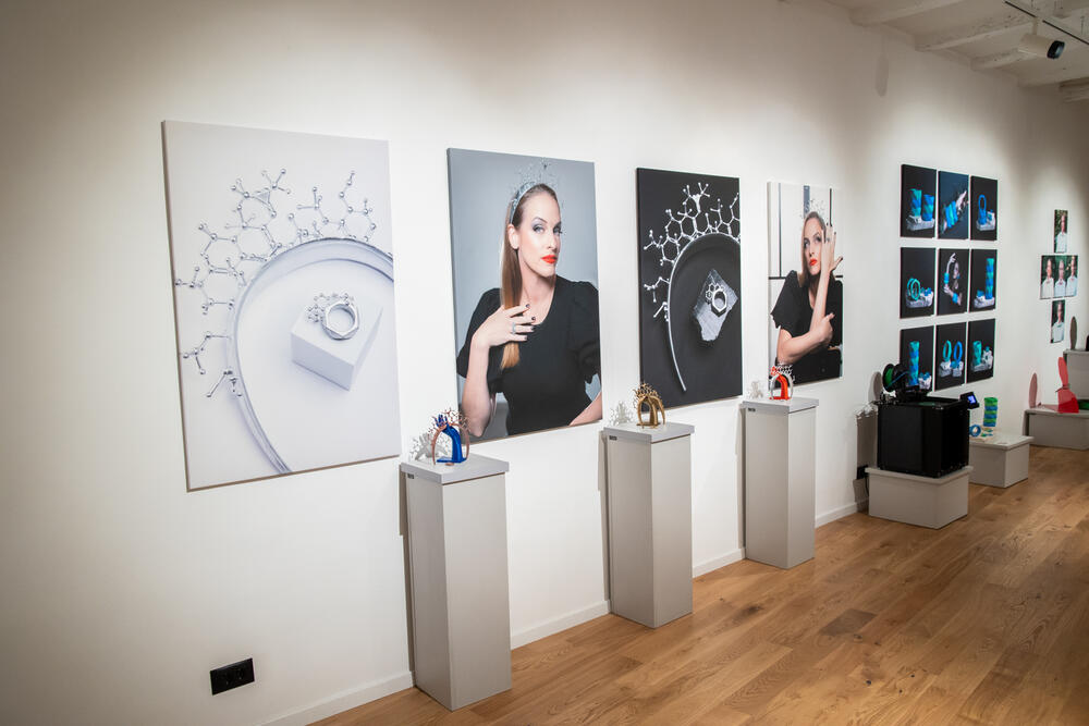 <p>Izložba “3D štampani snovi” Milene Đukanović otvorena je još danas u Podgorici, u Kuslevovoj kući, a obuhvata selekciju djela iz šest jedinstvenih kolekcija inspirisanih Crnom Gorom</p>